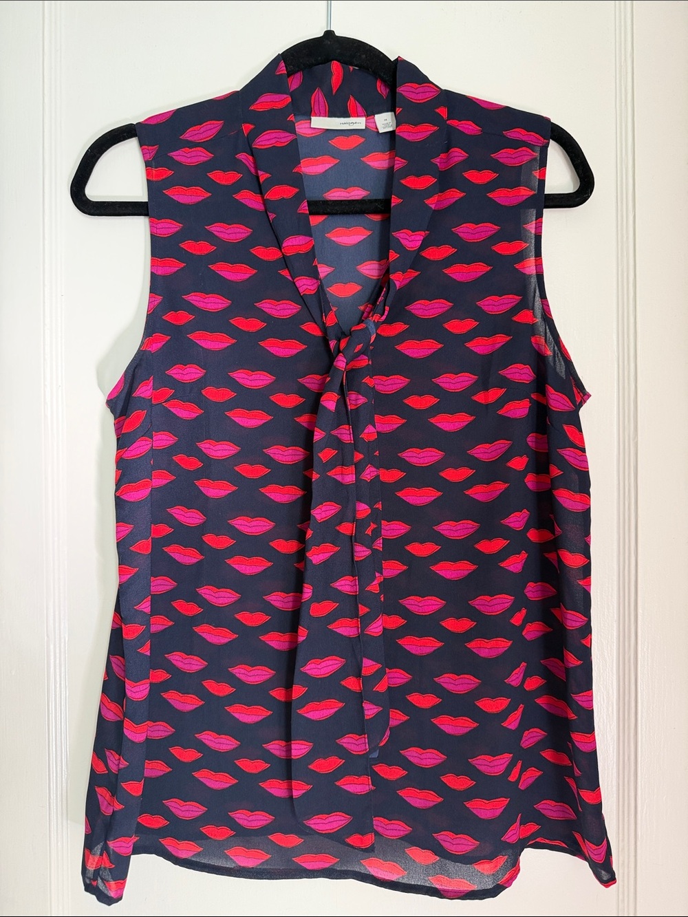 Halogen Women’s Sleeveless Navy Tie-Neck Top with Pink & Red Lip Print Medium